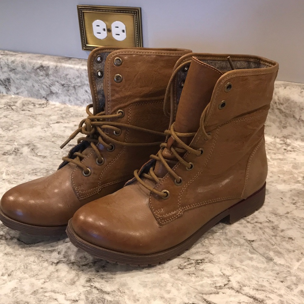 Combat boots